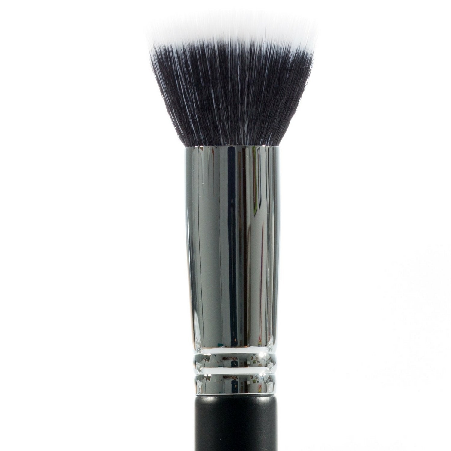 Close-up of a Duo Fiber Stippling Brush with a flat-top design and synthetic bristles for smooth makeup application.