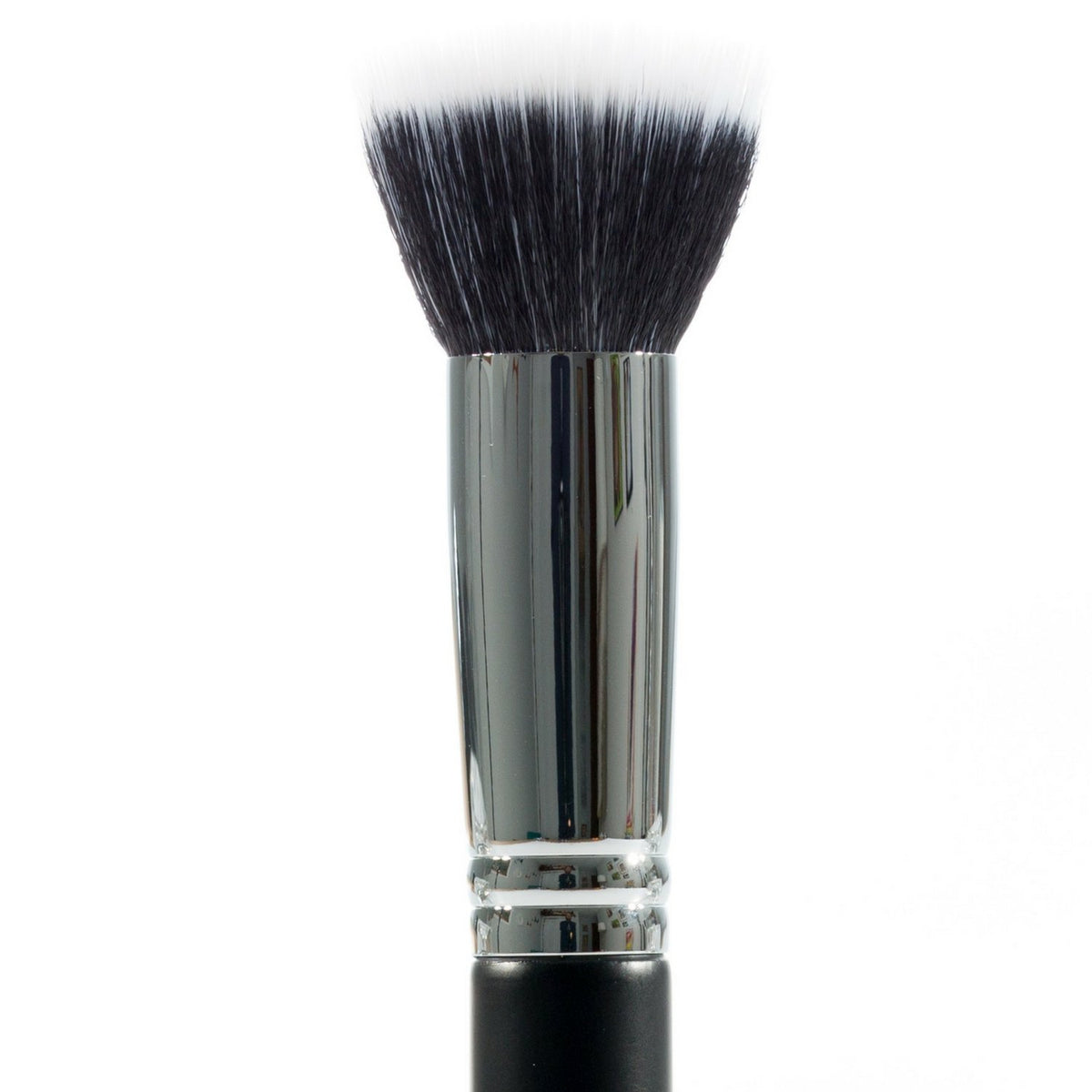 Close-up of a Duo Fiber Stippling Brush with a flat-top design and synthetic bristles for smooth makeup application.